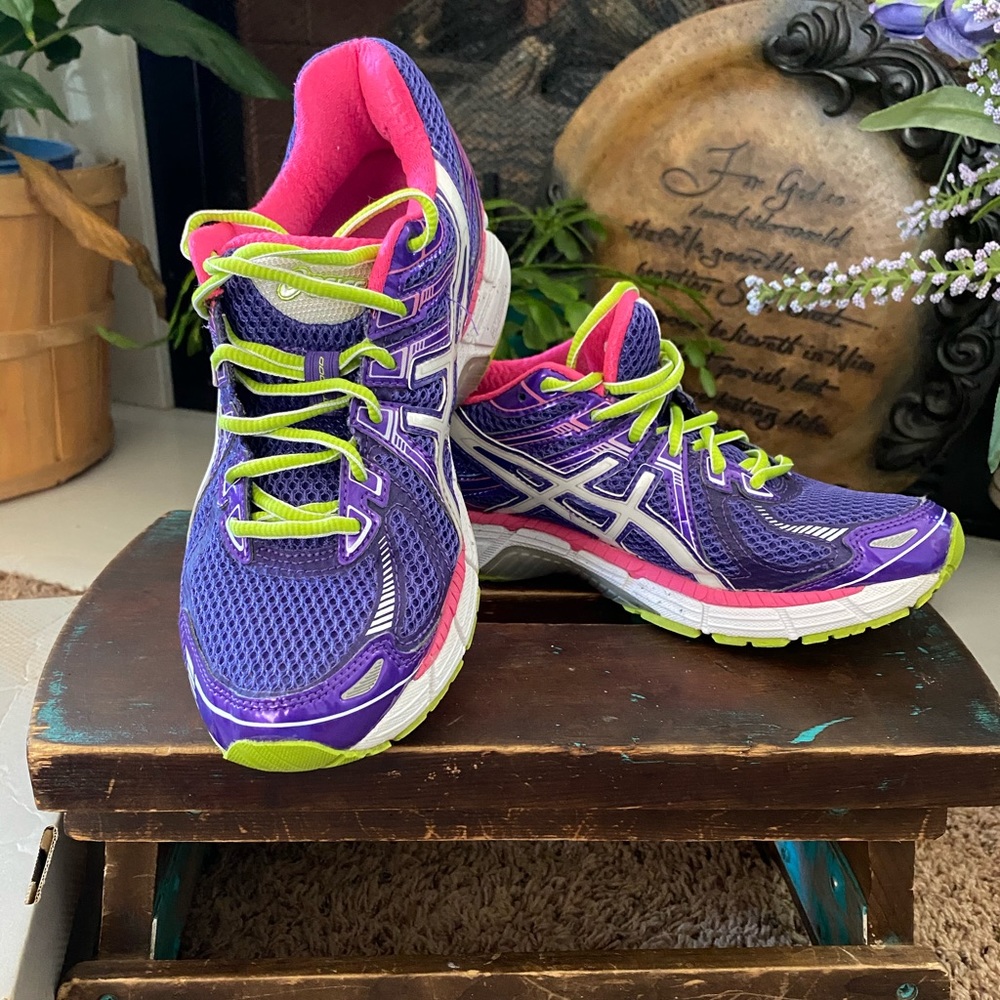 EUC Asics Gt 2000 Womens Running shoes